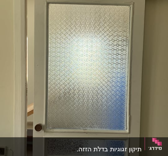 דלת הזזה מעץ עם פאנלים מותקנים של זכוכית מעוצבת